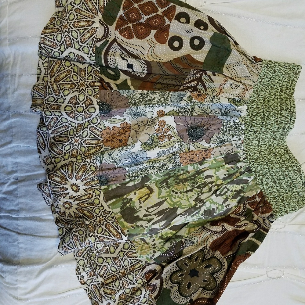 Short patterned skirt with elastic waist